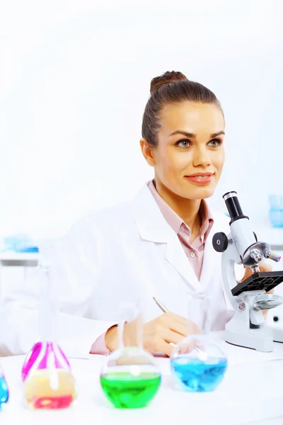 Young female scientist working in laboratory — Stock Photo, Image