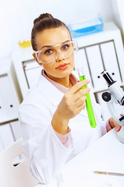 Młoda kobieta naukowiec pracuje w laboratorium — Zdjęcie stockowe