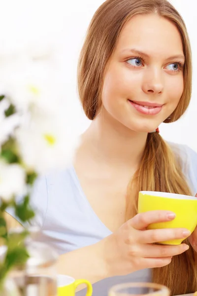 Όμορφη νεαρή γυναίκα πίνει τσάι — Φωτογραφία Αρχείου