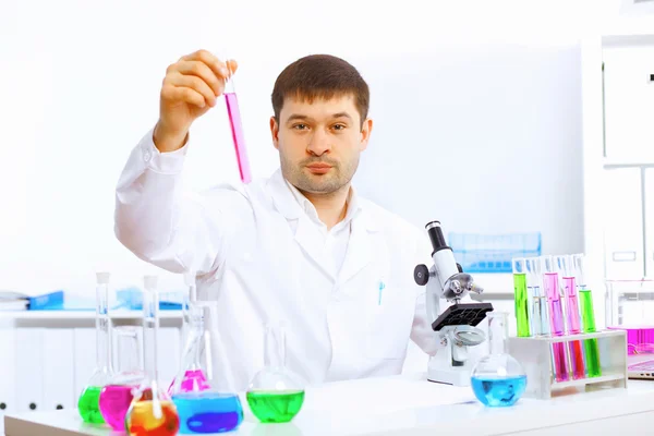 Ung manlig forskare som arbetar i laboratorium — Stockfoto