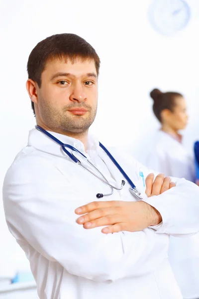 Junger männlicher Arzt in weißer Uniform — Stockfoto