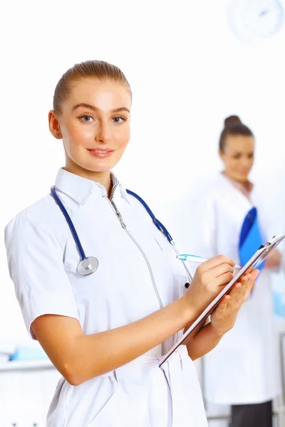 Jeune femme médecin en uniforme blanc — Photo