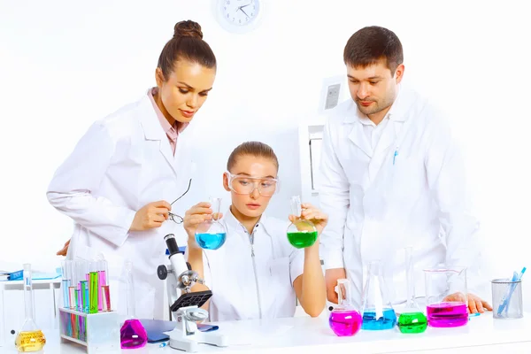 Equipe de cientistas que trabalham em laboratório — Fotografia de Stock