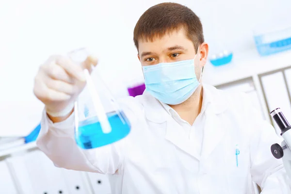 Joven científico masculino trabajando en laboratorio —  Fotos de Stock