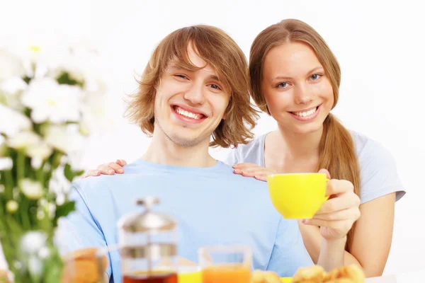 Пара вдома п'є чай — стокове фото