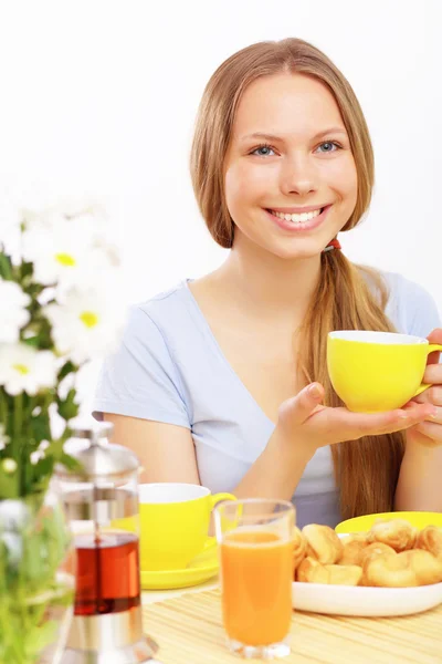 Красивая молодая женщина пьет чай — стоковое фото
