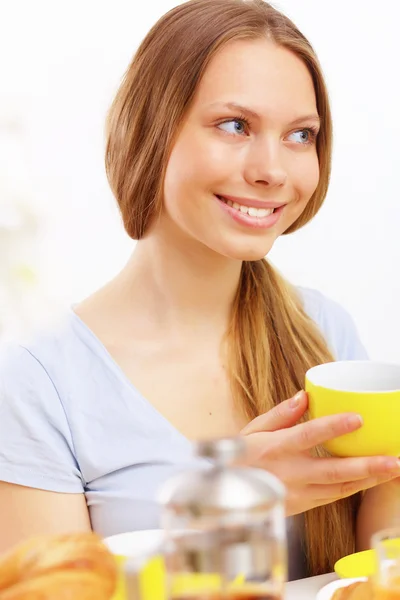 Piękna młoda kobieta pije herbatę — Zdjęcie stockowe