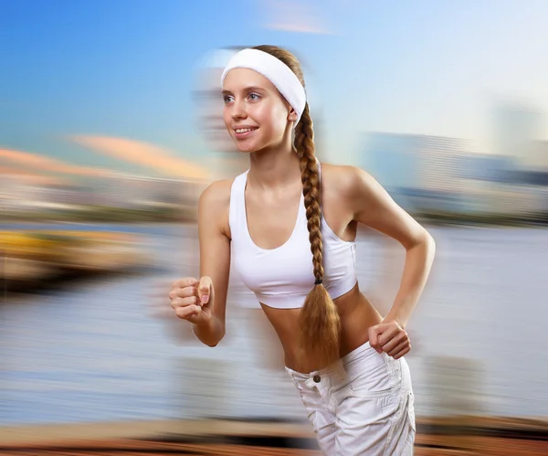 Porträtt av en ung kvinna som gör sport — Stockfoto
