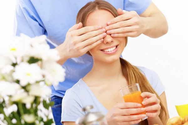 Casal jovem em casa juntos — Fotografia de Stock