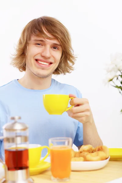 Jonge gelukkig man het drinken van thee — Stockfoto