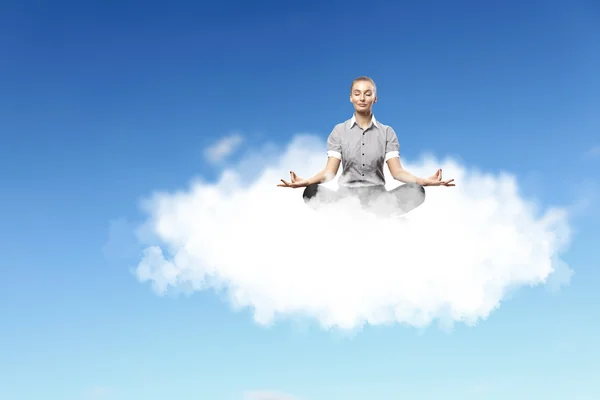 Zakenvrouw mediteren zittend op de wolk — Stockfoto