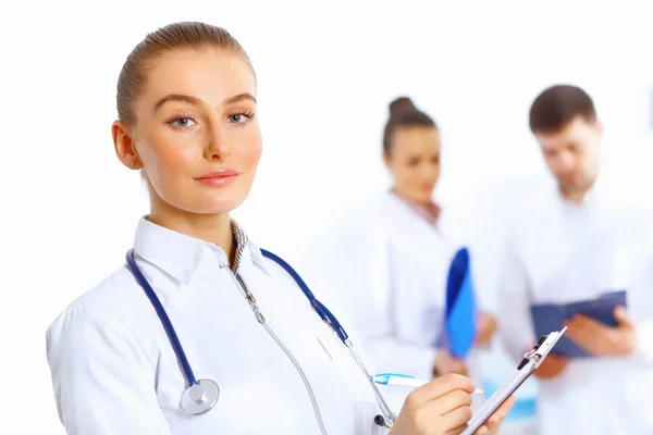 Ung kvinnlig läkare i vit uniform — Stockfoto