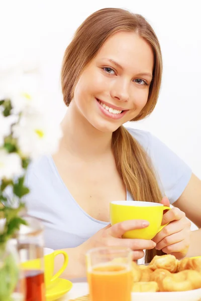 Gyönyörű fiatal nő iszik teát — Stock Fotó