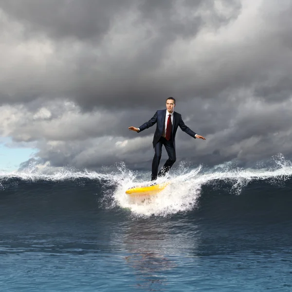 Mladý podnikatel surfování na vlnách — Stock fotografie