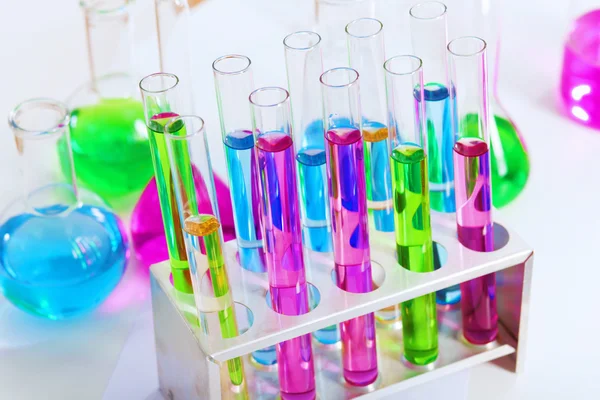 Artículos de vidrio de laboratorio de química con líquidos de color —  Fotos de Stock
