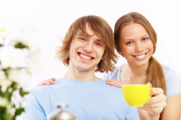 Couple at home drinking tea — Stock Photo, Image
