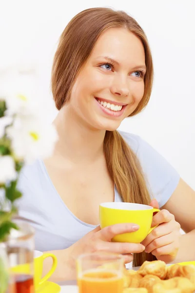 Vacker ung kvinna dricka te — Stockfoto
