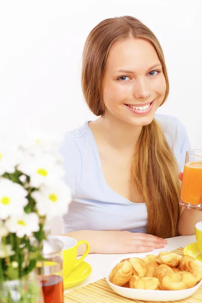 Schöne junge Frau trinkt Tee — Stockfoto