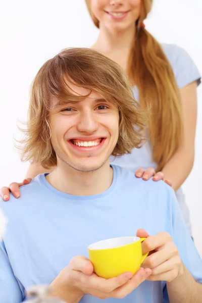 Молодой счастливый человек пьет чай — стоковое фото