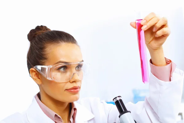 Jonge vrouwelijke wetenschapper werkzaam in laboratorium — Stockfoto