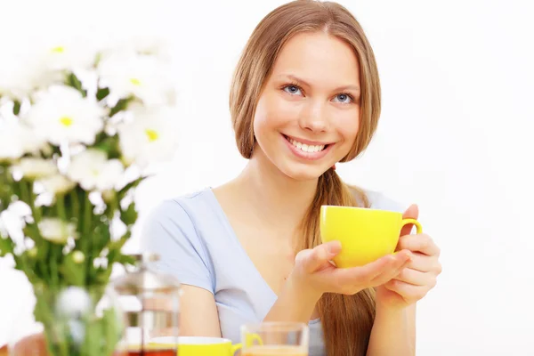 Schöne junge Frau trinkt Tee — Stockfoto