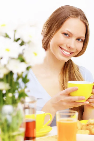 Красивая молодая женщина пьет чай — стоковое фото