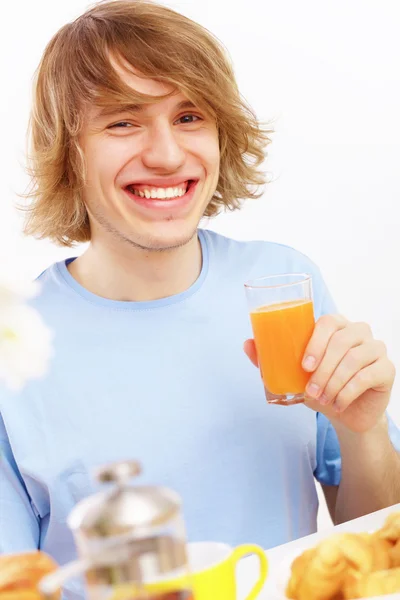 Молодий щасливий чоловік п'є чай — стокове фото