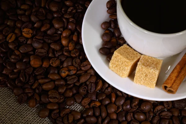 कॉफी बीन्स आणि पांढरा कप — स्टॉक फोटो, इमेज