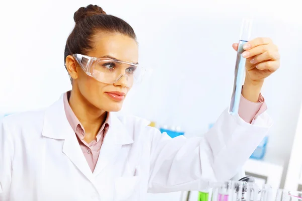 Fiatal női tudós, aki laboratóriumban dolgozik — Stock Fotó