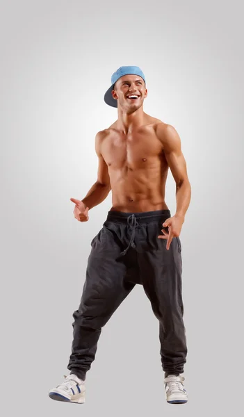 Молодой человек танцует хип-хоп — стоковое фото