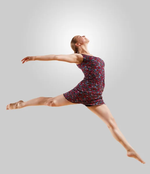 Meisje in kleur jurk dansen — Stockfoto