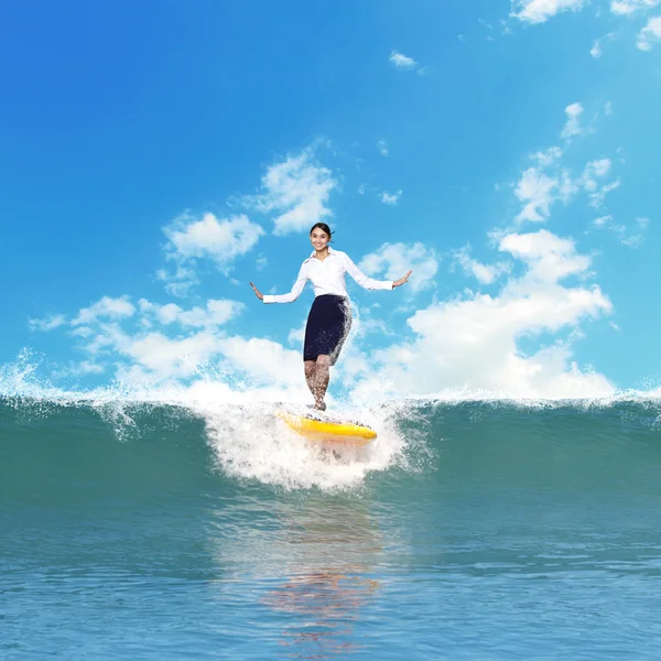 Jungunternehmer surft auf den Wellen — Stockfoto