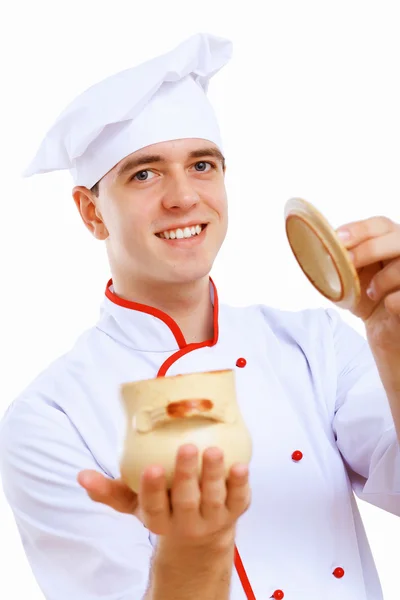Młody kucharz przygotowuje jedzenie — Zdjęcie stockowe