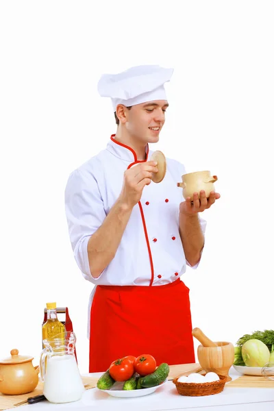 Cocinero joven preparando comida — Foto de Stock
