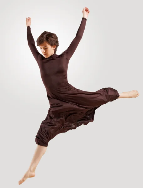 Κορίτσι σε σκούρο φόρεμα χορό — Φωτογραφία Αρχείου