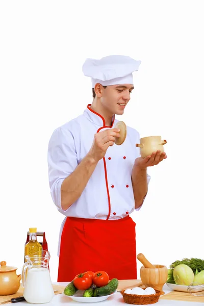 Jovem cozinheiro preparando alimentos Imagem De Stock