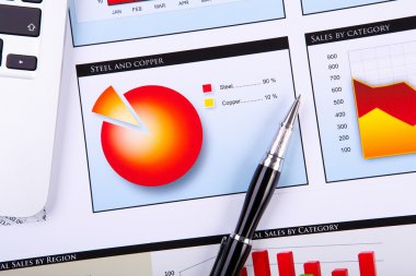finansal kağıtları masaya