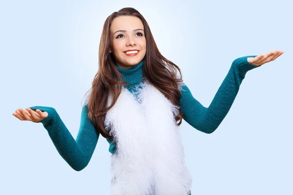 Mujer joven con suéter cálido — Foto de Stock