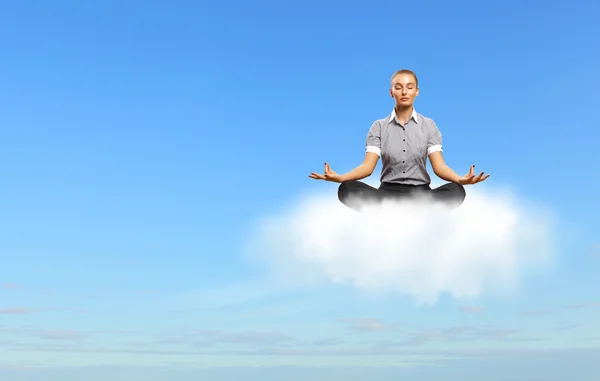 Empresária meditando sentado na nuvem — Fotografia de Stock