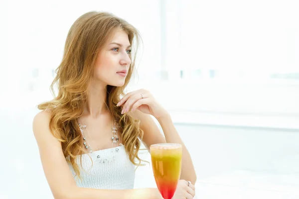 Junge Frau mit einem Glas Alkohol — Stockfoto