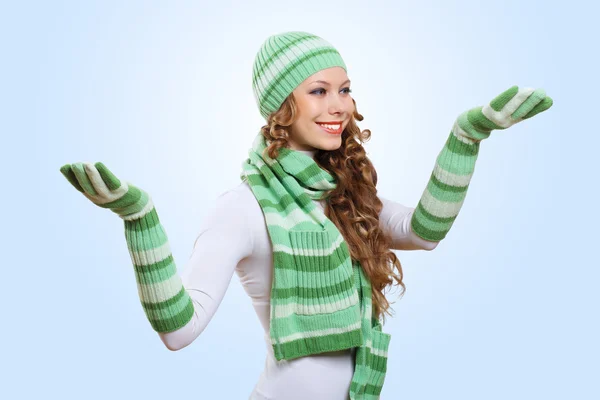 Ung kvinna bär varma tröja — Stockfoto