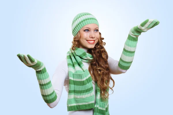 Jonge vrouw dragen warme trui — Stockfoto