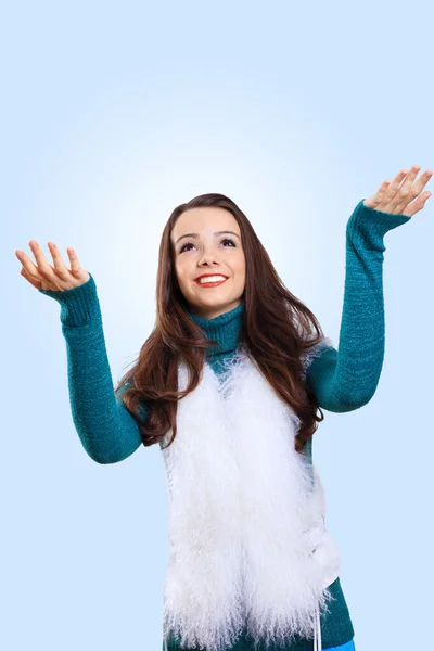 Ung kvinna bär varma tröja — Stockfoto