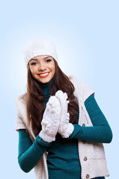 Jeune femme portant un pull chaud — Photo