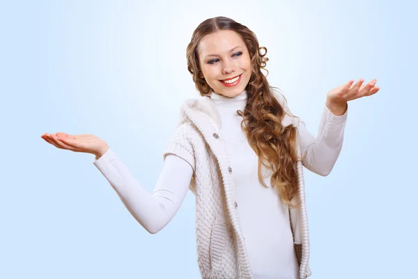 Mladá žena nosí teplý svetr — Stock fotografie