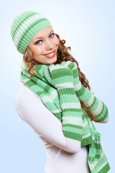 Młoda kobieta sobie ciepły sweter — Zdjęcie stockowe
