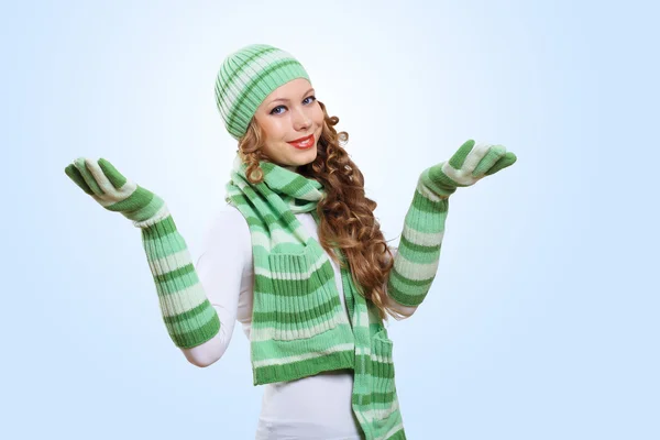 Mujer joven con suéter cálido — Foto de Stock