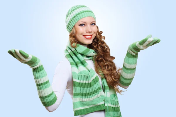 Молода жінка в теплому светрі — стокове фото