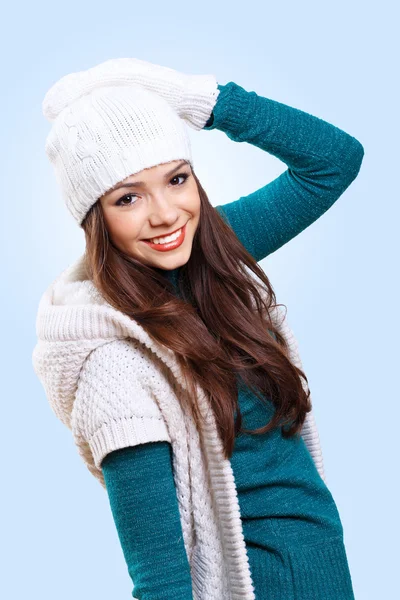 Mladá žena nosí teplý svetr — Stock fotografie