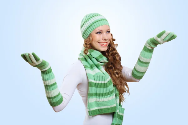 若い女性の身に着けている暖かいセーター — ストック写真